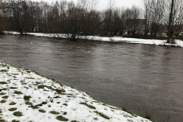 L'Ognon monte ce 14 janvier 2020 à Melisey en Haute-Saône ou les 10-15 cm de neige ont fondu en quelques heures.