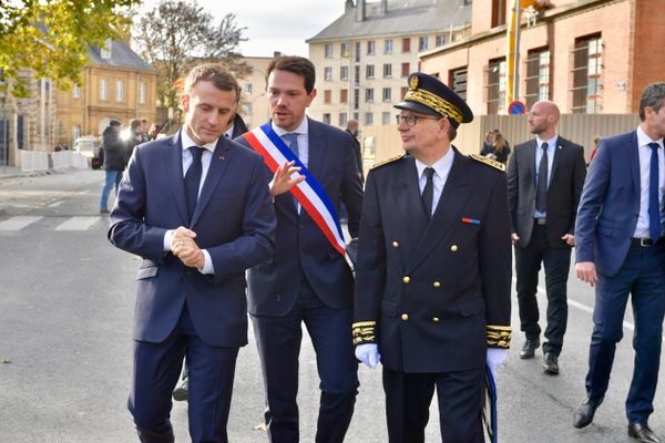 Le président de la République Emmanuel Macron, le maire de Charleville-Mézières Boris Ravignon et le préfet des Ardennes en novembre 2018. (archives)