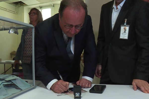 Très populaire à Tulle, François Hollande est sollicité pour signer des autographes dans son bureau de vote