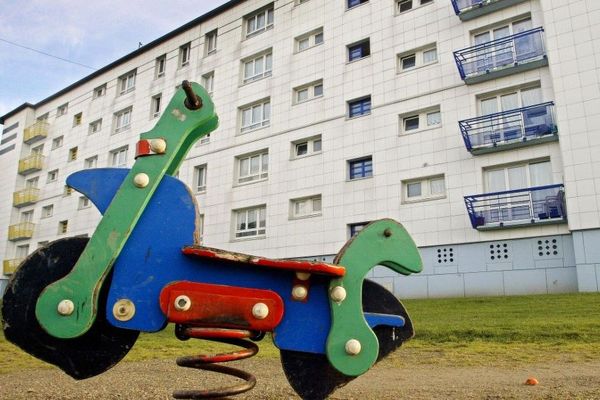 L'éducation, pour sortir les banlieues de leurs difficultés, c'est le principe des "cités éducatives"/Outreau.