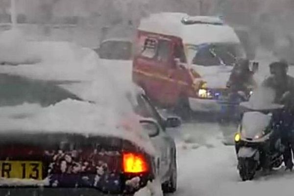 Un véhicule de pompiers bloqués à Bayeux (Calvados)