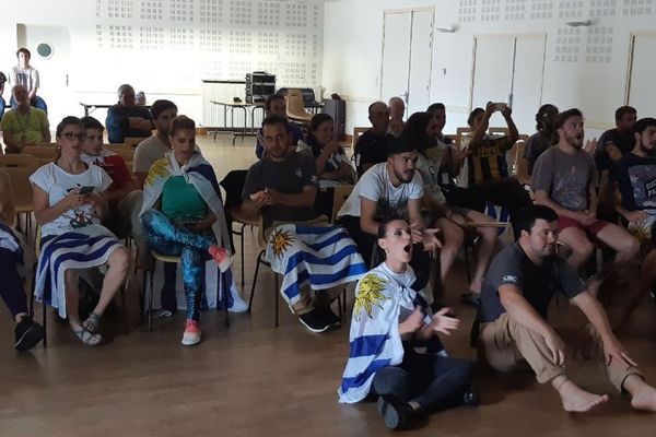 Des artistes uruguayens de passage à Saint-Malo prennent le temps de regarder le quart de finale du Mondial France-Uruguay