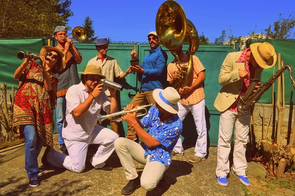 Pour la Fête de la Musique à Tournefeuille, les huit musiciens de la fanfare Super Panela se produiront sur la scène de la mairie dans une ambiance colombienne festive ce lundi 21 juin à 18 heures.
