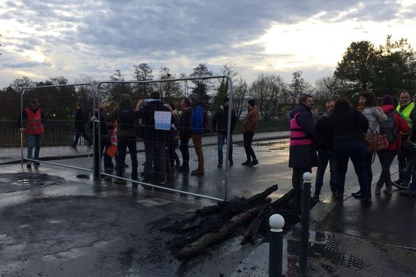 Environ 80 manifestants, au plus fort de leur action, ont bloqué les accès au dépôt de bus, plaine de Baud, à Rennes