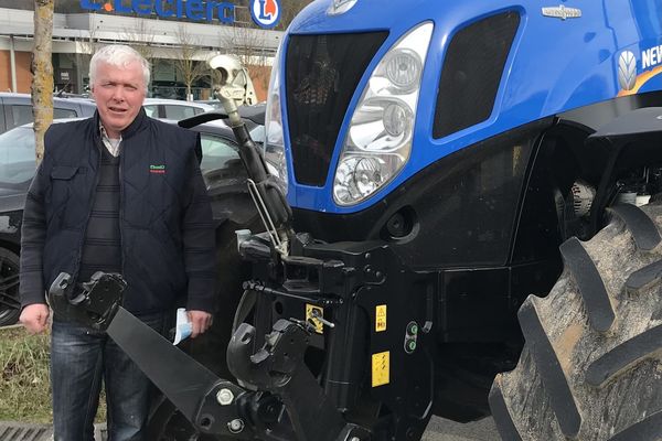 Jean-Michel Micault est venu avec son tracteur pour manifester devant les grades surfaces chaumontaises.