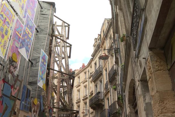 Rue de la Rousselle à Bordeaux, trois ans après le drame.