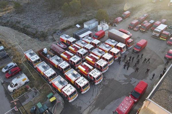 15 camions de lutte contre les feux de forêts des pompiers de l’Hérault sont partis ce vendredi matin vers la Gironde pour traiter les feux hivernaux. Ces véhicules rentreront  fin avril 2023.