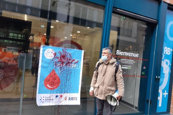 Action des militants du collectif Homodonneur devant la maison du don à Toulouse