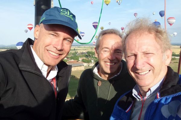 Bertrand Piccard en vol, dimanche 26 juillet 2015, avec ses amis Jean-François Clervoy et Gérard Feldzer.