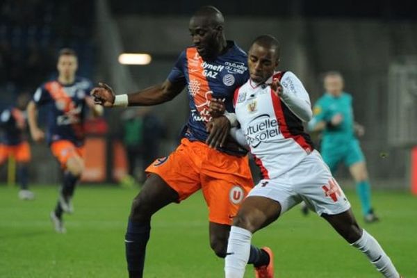 Le montpellierain Mustapha Yatabare, à gauche avec le défenseur niçois Ricardo Barbosa, pendant le match de L1  au stade de la  Mosson. 