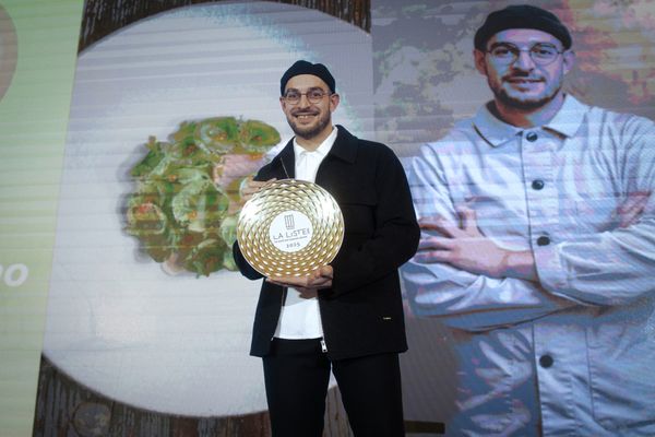 Angelo Ferrigno, chef de Cibo, avec sa récompense lundi 25 novembre.