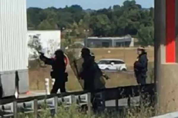 Sur la video présentée à l'audience, on voit des CRS armés viser le camion blanc du forain.