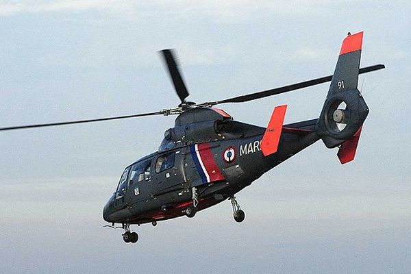 L'hélicoptère de la Marine nationale a récupéré et déposé les deux personnes isolées par la mer à Berck-sur-Mer.