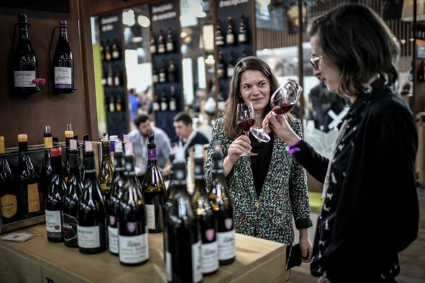 Des visiteurs dégustent des vins lors du salon Wine Paris et Vinexpo Paris à la porte de Versailles à Paris en février 2022. (illustration)