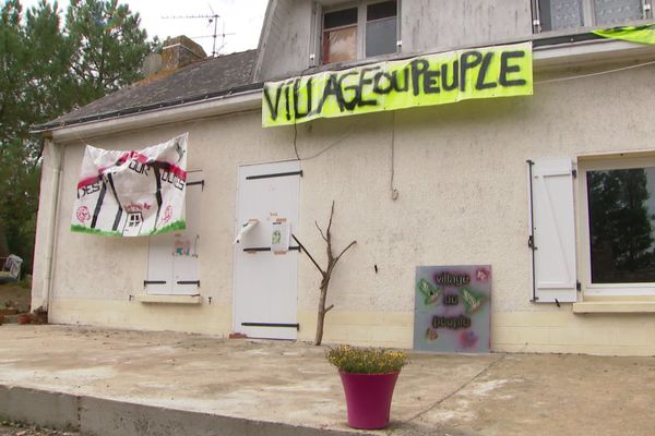 Le village du peuple, ancien corps de ferme situé sur la commune de Donges, est occupé par une quinzaine d'habitants