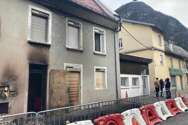 Dans la nuit du 31 décembre, un feu de voiture s'est propagé à la maison d'un couple de retraités.