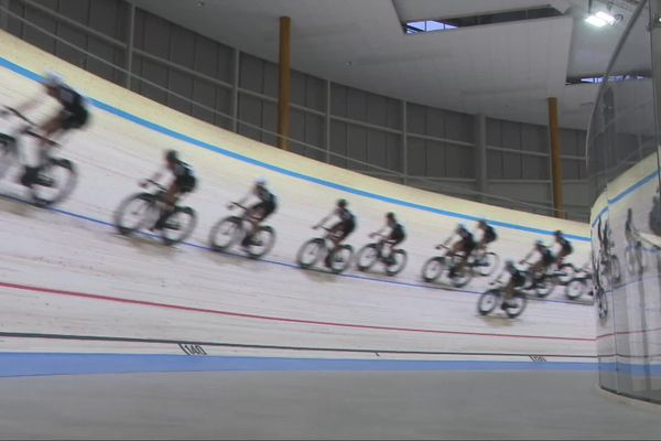 Les premiers entraînements des jeunes espoirs du cyclisme sur piste au vélodrome de Loudéac.