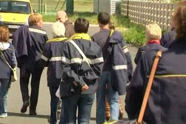 Les facteurs de Saint Gaultier (Indre) en grève le 23 avril 2014. 