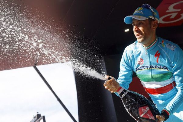 L'Italien Vincenzo Nibali (Astana) célèbre sa victoire pour cette 19 ème étape.
 