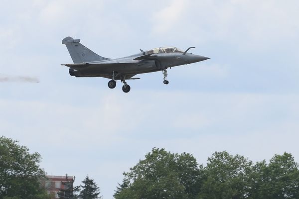 Un avion a été intercepté alors qu’il larguait de la drogue depuis les airs ce samedi 24 juin en Ardèche. Un individu a été placé en garde à vue, confirme le parquet de Privas.