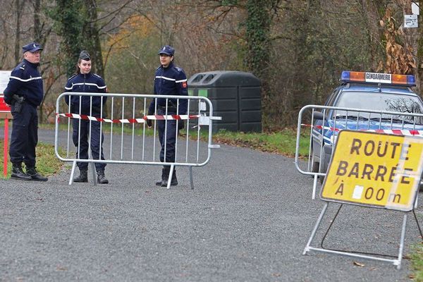 Les gendarmes bloquent l'accès