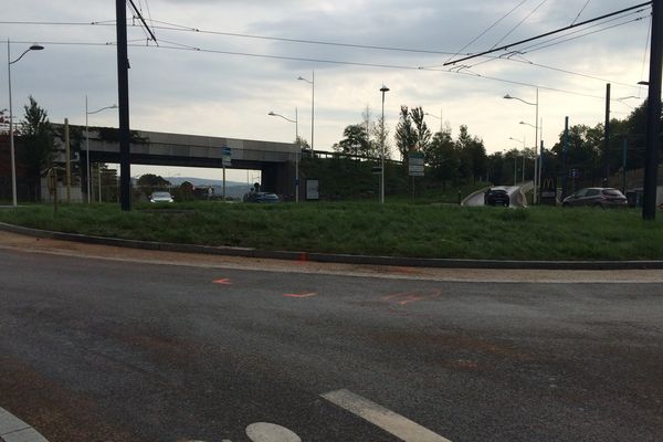 L'accident s'est produit sur le rond point emprunté par le tram en haut de la rue de Belfort à Besançon. Deux personnes sont mortes. 