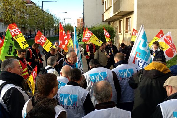 Une soixantaine de manifestants s'est rassemblée ce vendredi matin à Dijon.