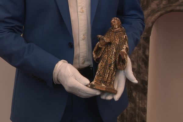 Les statuettes sont ornées de bois doré