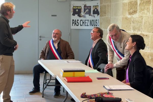 Une cinquantaine de maires se sont réunis pour rappeler leur opposition à la fin de la collecte au porte-à-porte.