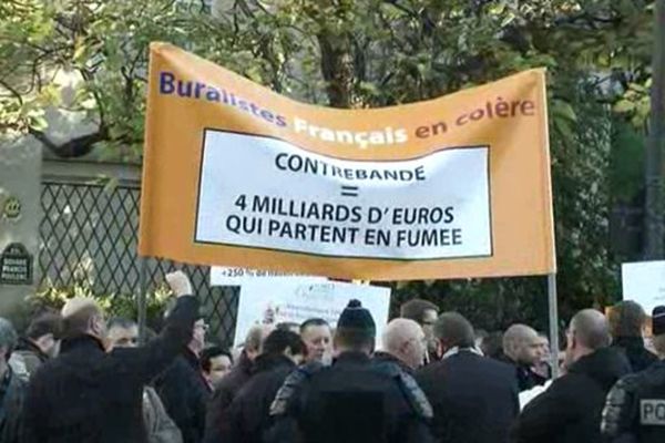 Les buralistes manifestent devant le Sénat