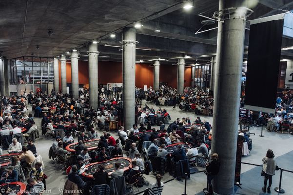 Les tournois Winamax Poker tour mobilisent des foules de joueurs, près d'une centaine de tables de jeux sont installées (tournoi à Lille en 2024)