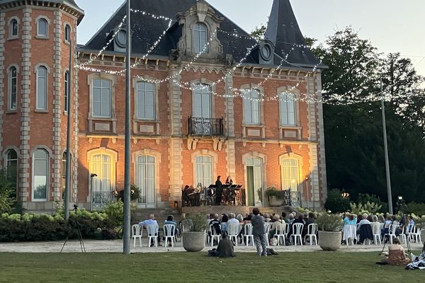 Le parc du Boucheron, à Bosmie-L'Aiguille, en cette fin d'été : le cadre idéal pour découvrir l'opérette.