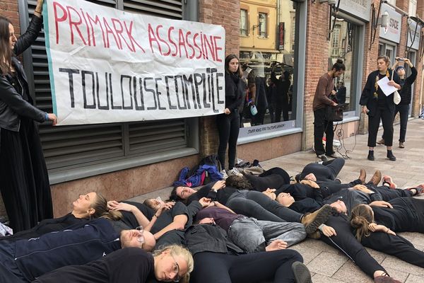 Les manifestants se sont installés face au magasin toulousain