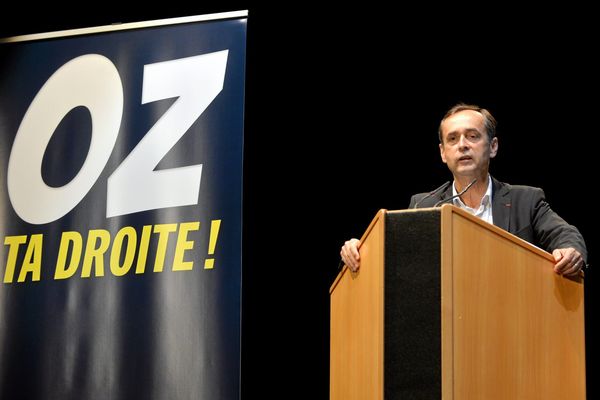 Robert Ménard le 29 mai 2016 à la tribune lors du "Rendez-vous de Béziers" sous la bannière du mouvement "Oz ta droite" 