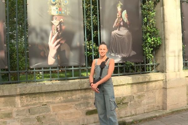 Magdalena posant devant son portrait