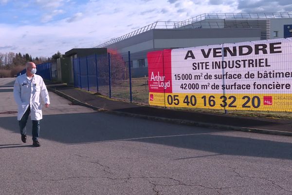 Comble de la cruauté, les derniers ouvriers de l'usine Borg Warner passent tous les jours devant le panneau "à vendre" de leur usine.