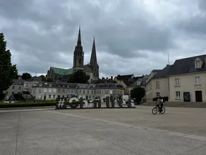 La cathédrale de Chartres vue depuis la place Châtelet