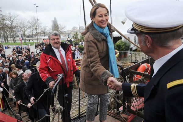 Le commandant de l'Hermione, Yann Carriou, accueille Ségolène Royal à bord de l'Hermione.