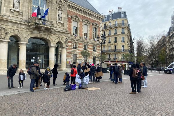 Les enseignants de l'école élémentaire Ourcq B ont manifesté devant la mairie du XIXe arrondissement à Paris pour demander l'hébergement de deux de leurs élèves qui dorment dans la rue.