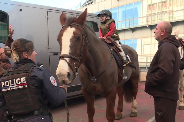 Des enfants malades de l'hôpital de la Timone à Marseille ont pu assister à des démonstrations de la police.