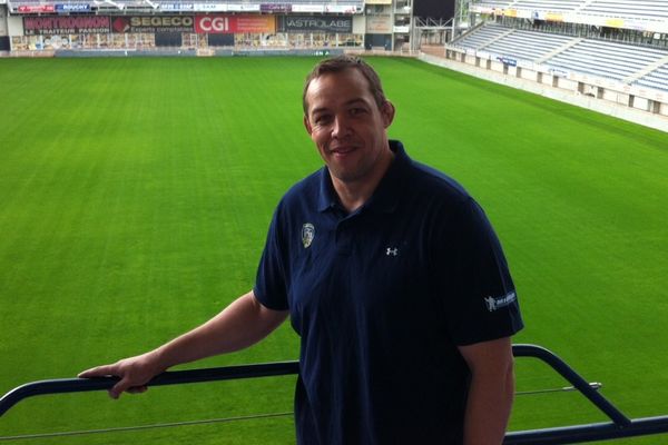 Jono Gibbes, le nouvel entraîneur des avants de l'ASM, au Stade Marcel Michelin pour sa première conférence de presse, mercredi matin