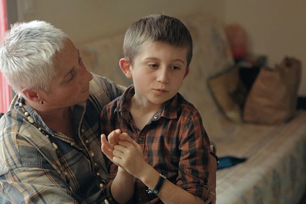 Nathan vie en Maison d’Enfants à Caractère Social (MECS) et voit ses parents, séparément, en visite médiatisée