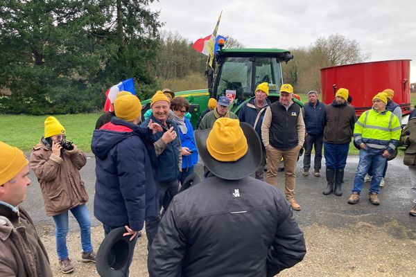 Une quarantaine d'agriculteurs de la Coordination rurale se sont réunis ce matin, le 22 janvier 2025, devant le siège régional de l'Office français de biodiversité (OFB) à Dry (Loiret).