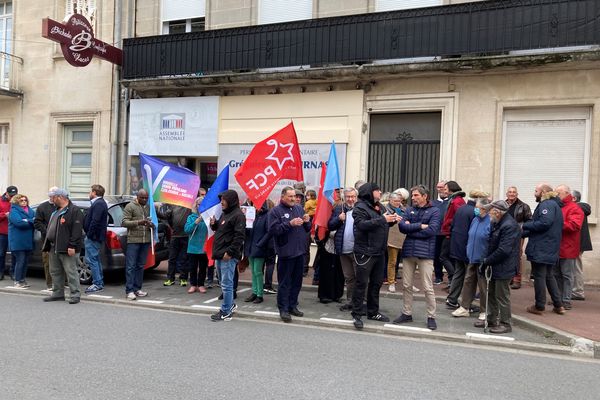 Rassemblement à l'appel de la France Insoumise devant la permanence du député RN Grégoire de Fournas à Pauillac le 06 novembre 2022.