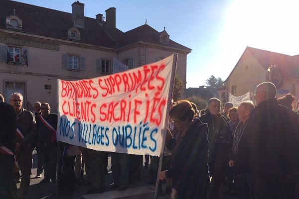 Les habitants, élus et commerçants de Romenay, Montpont-en-Bresse, Dompierre-les-Ormes et Varennes-Saint-Sauveur ont un mot d’ordre : protester contre la fermeture des agences bancaires dans leur village.