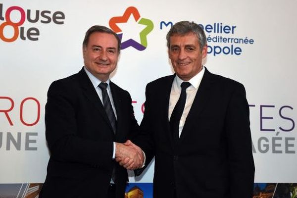 Jean-Luc Moudenc, maire de Toulouse (à gauche) et Philippe Saurel, maire de Montpellier signent un "accord-cadre de partenariat" à l'Opéra de Montpellier - 30 janvier 2016