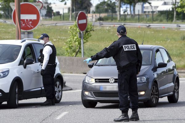 Pendant le 1er confinement l'année dernière, de nombreuses amendes ont été dressées par les forces de l'ordre. comme ici à Toulouse - 29 avril 2020.