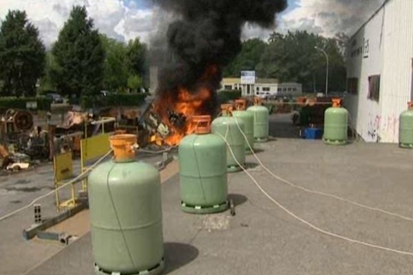 Eté 2009, les salariés de New-Fabris menacent de faire sauter leur usine avec des bonbonnes de gaz.