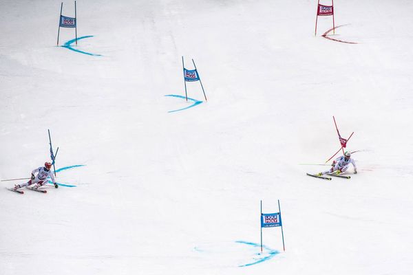 Les suisses Loic Meillard et Thomas Tumler lors du slalom géant parallèle de la Coupe du monde de ski alpin FIS à Chamonix, le 9 février 2020.