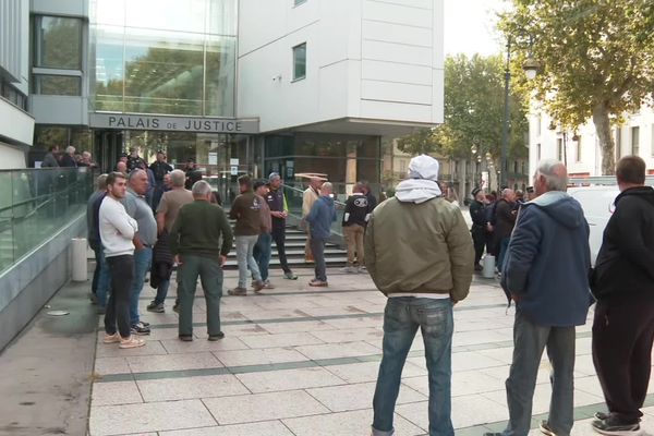 Des agriculteurs devant le tribunal correctionnel de Narbonne, ce vendedi matin dans l'Aude, avant le procès en diffamation de l'écologiste Marine Tondelier, poursuivie par deux d'entre eux.